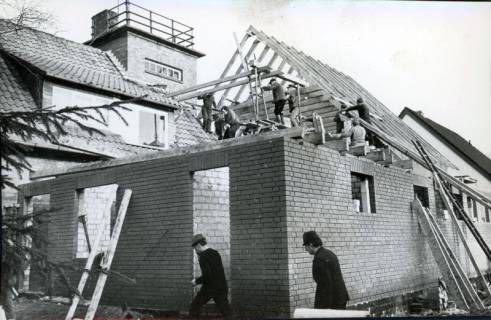 ARH Slg. Bartling 3748, Anbau des Gerätehauses an die Feuerwache Am Schiffgraben 11, Aufrichtung des Dachstuhls, Poggenhagen, um 1975
