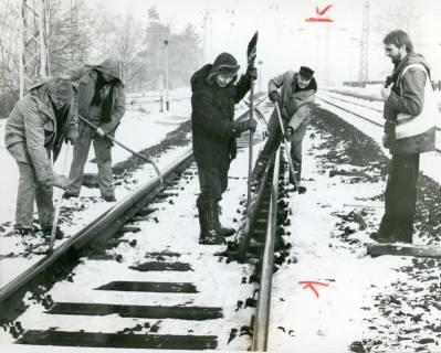 ARH Slg. Bartling 3758, Fünf Männer beim Schneeräumen der Bahngleise, Poggenhagen, um 1975