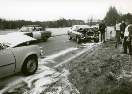 ARH Slg. Bartling 3764, Verkehrsunfall auf der B 442 am Fliegerhorst, zwei PKWs nach Frontalzuammenstoß, Poggenhagen, um 1980