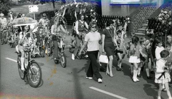 ARH Slg. Bartling 3770, Umzug der Kinder mit geschmückten Fahrrädern beim Erntefest, Poggenhagen, 1972