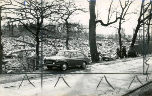 ARH Slg. Bartling 3780, Müllkippe an der K 333 (Poggenhagener Straße), Blick vom Straßenrand mit abgestelltem VW 1600 nach Osten auf den leicht verschneiten Müllberg, Poggenhagen, 1973