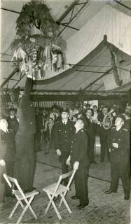 ARH Slg. Bartling 3781, Aufhängung der Erntekrone im Festzelt durch die Freiwillige Feuerwehr Poggenhagen, 1971