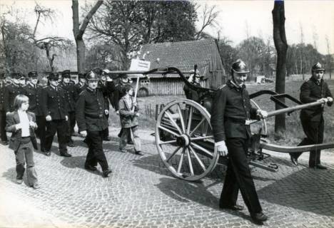 ARH Slg. Bartling 3782, Umzug der Freiwilligen Feuerwehr Poggenhagen mit einer historischen Spritze, Poggenhagen, 1972