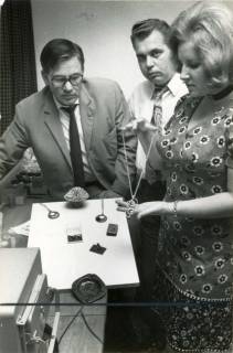 ARH Slg. Bartling 2875, Präsentation von eigenhändig gefertigtem Schmuck durch zwei Männer und eine Frau bei Ratsherr Michael Mandau, Poggenhagen, 1971