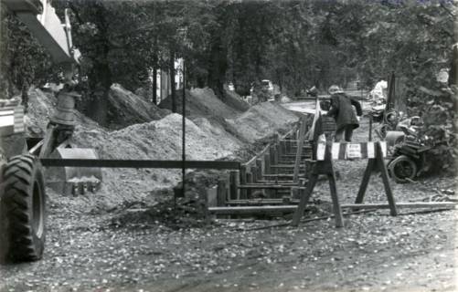 ARH Slg. Bartling 3790, Baugraben zur Verlegung der Kanalisation in der Lindenallee, Poggenhagen, 1972