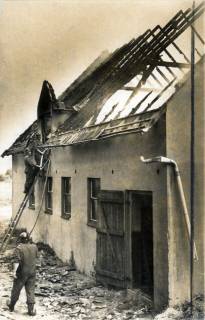 ARH Slg. Bartling 3793, Abgebranntes Nebengebäude der Fleischerei Kiel (?), Seitenansicht mit Dachstuhl, Poggenhagen, 1971