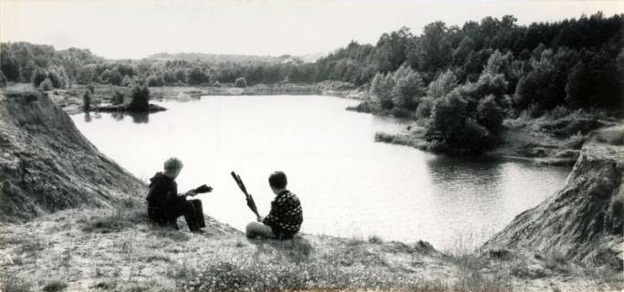 ARH Slg. Bartling 3797, Grüner See, Blick über zwei Jungen, die am Ufer sitzen, Poggenhagen, 1969
