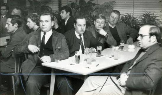 ARH Slg. Bartling 3805, Schützenversammlung in einem Lokal, Blick auf eine Gruppe von Teilnehmern, die an einem Tisch sitzen, Poggenhagen, 1970