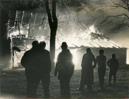 ARH Slg. Bartling 3806, Nächtlicher Brand einer Feldscheune (eines Schafstalls), Blick über sechs Zuschauer auf das in lodernden Flammen stehende Gebäude, Poggenhagen, 1974