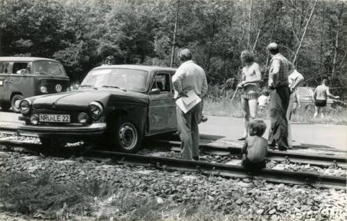ARH Slg. Bartling 3811, Autounfall neben den Bahngleisen an der Fliegerstraße, Poggenhagen, um 1973