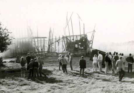 ARH Slg. Bartling 3820, Brand eines Schuppens auf einer Wiese, Blick über die Rückseite zahlreicher Zuschauer, Poggenhagen, um 1971