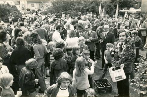 ARH Slg. Bartling 3821, Scheibenannageln beim Schützenkönig Ernst Waschkowski (rechts), Blick auf die zahlreichen in einem Vorgarten stehenden Gäste, Poggenhagen, 1974