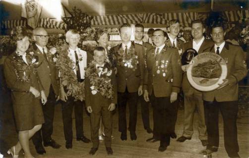 ARH Slg. Bartling 3822, Ehrung der Preisträger beim Schützenfest des Schützenvereins durch den 1. Vorsitzenden W. Hasse (vordere Reihe 3. v. r.) im Festzelt, Poggenhagen, 1969