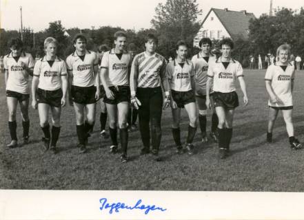 ARH Slg. Bartling 3826, Auftritt einer Fußballmannschaft des TSV Poggenhagen im Trikot mit der Werbe-Schriftzug "Colonia Peschel " auf dem Sportplatz, Poggenhagen, zwischen 1985/1988