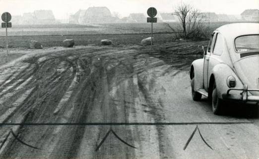 ARH Slg. Bartling 3832, Fliegerstraße, vorläufiges Ende an der Gemeindegrenze zwischen Poggenhagen und Kleinen Heidorn (leicht verschneit), 1973