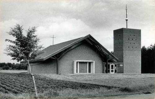 ARH Slg. Bartling 3834, Neubau der Evangelischen Kirche in der Bonifatiusstraße, Frontalansicht von der Heinrich-Brandes-Straße aus Westen, Poggenhagen, 1969