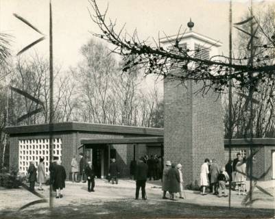 ARH Slg. Bartling 3835, Einweihung der Friedhofskapelle am Alten Postweg, Frontalansicht von Westen, Poggenhagen, 1973