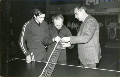 ARH Slg. Bartling 3838, Oberkreisdirektor Hans Meier (r.) mit zwei Tischtennis-Spielern am Spieltisch in der neuen Turnhalle des TSV, Poggenhagen, 1971
