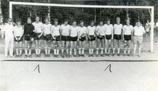 ARH Slg. Bartling 3839, Fußballmannschaft des TSV in Sportkleidung (Weiß-Schwarz) nebeneinander stehend auf der Torlinie, Poggenhagen, 1970