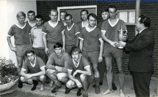 ARH Slg. Bartling 3841, Überreichung eines Pokals an die 1. Fußballmannschaft des TSV vor dem Vereinsheim durch N. N., Poggenhagen, 1974