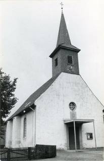ARH Slg. Bartling 3854, Dorfkirche St. Thomas, Steinweg 36, Ansicht des Giebels mit Eingang und Dachreiter von Nordwesten, Bordenau, um 1975