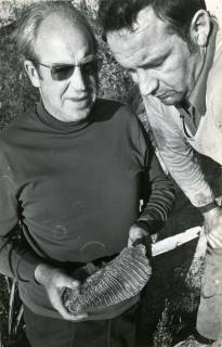 ARH Slg. Bartling 3857, Präsentation eines prähistorischen Fundes in einer Kiesgrube durch zwei Männer der Firma Baumann & Todtenhaupt KG, Bordenau, 1970