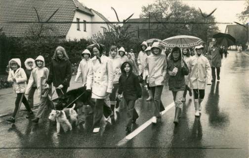 ARH Slg. Bartling 3860, Gemischte Gruppe in Regenkleidung beim Volkswandern, Bordenau, 1974