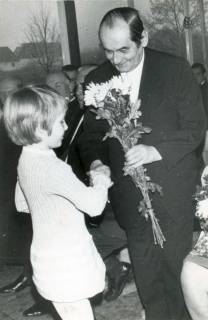 ARH Slg. Bartling 3864, Überreichung eines Blumenstraußes an Hans Zühlke, Rektor der Volksschule, durch eine Schüleri, Bordenau, 1972