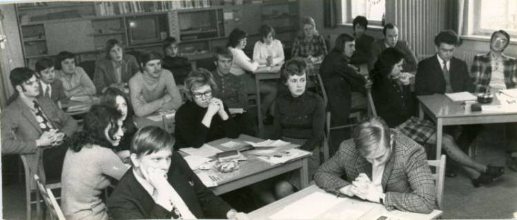 ARH Slg. Bartling 3866, DAG-Jugendheim, Blick in einen Schulungsraum mit jungen Menschen, die an Tischen sitzen und zuhören, Bordenau, 1972