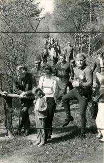 ARH Slg. Bartling 3868, TSV Bordenau, Teilnehmer des Wandertags auf einem Waldweg am Dammkrug, Bordenau, 1973