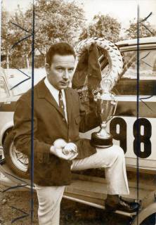 ARH Slg. Bartling 3872, Manfred Mineif, Rennfahrer aus Bordenau, mit zwei Pokalen und einem Siegerkranz vor seinem Wagen mit der Nummer 98, Bordenau, ohne Datum