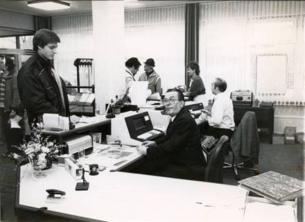 ARH Slg. Bartling 3875, Zweigstelle der Kreissparkasse, Blick in den Schalterraum über den Tresen auf Berater und Kunden, Bordenau, um 1970