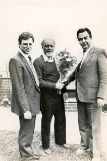 ARH Slg. Bartling 3876, Überreichung eines Blumenstraußes an N. N. durch N. N. (r.) und N. N. (l.), Gruppenporträt, drei Männer, Bordenau, um 1980