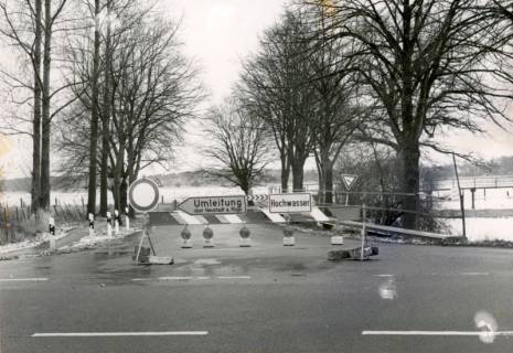 ARH Slg. Bartling 3877, Hochwasser der Leine, Absperrung der Straße zum Fährhaus und nach Bordenau an der Poggenhagener Straße, 1987