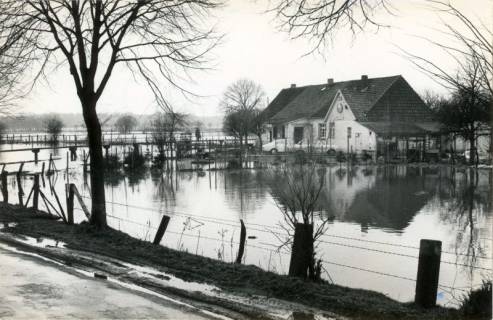 ARH Slg. Bartling 3878, Hochwasser der Leine, Blick über die Wasserfläche auf das Fährhaus von Osten, 1970