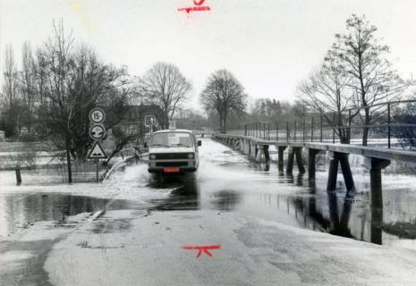 ARH Slg. Bartling 3883, Hochwasser der Leine, Blick auf einen VW T3 Bulli, der über die soeben überschwemmte Straße Am Fährhaus (mit begleitendem Fußgängersteg) aus Bordenau kommend fährt, 1988