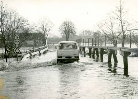 ARH Slg. Bartling 3884, Hochwasser der Leine, Blick auf einen VW T3 Bulli, der über die vollständig überschwemmte Straße Am Fährhaus (mit begleitendem Fußgängersteg) Richtung Bordenau fährt, 1988