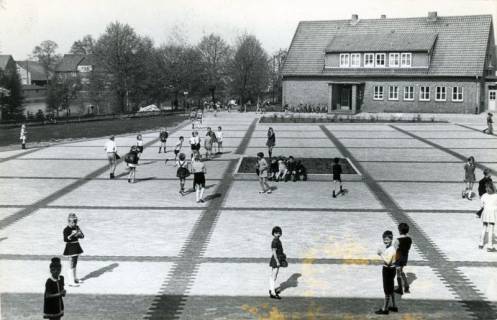 ARH Slg. Bartling 3894, Blick über den neu gepflasterten Schulhof auf das Schulgebäude, Bordenau, 1970