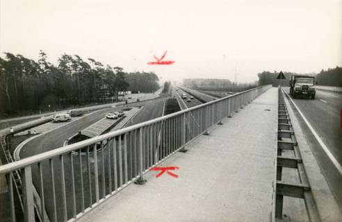 ARH Slg. Bartling 3897, Vierspurig ausgebaute B 6 mit Rastplatz vor der Gaststätte Zum Dammkrug, Blick von der Brücke der K 335 auf die B 6 Richtung Hannover, Neustadt a. Rbge., um 1985