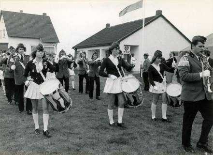 ARH Slg. Bartling 3902, Fanfarenzug beim Auftritt auf dem Sportplatz des TSV-Bordenau unter der Stabführung von Heinz Sorgatz (r.) beim Schützenverein, Bordenau, 1972