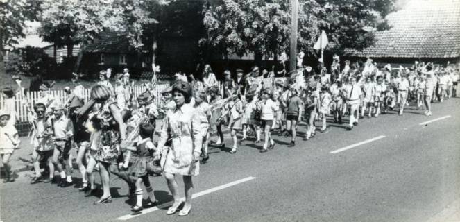 ARH Slg. Bartling 3904, Umzug der teilnehmenden Kinder in Begleitung von Erzieherinnen beim Kinderschützenfest, Bordenau, 1970
