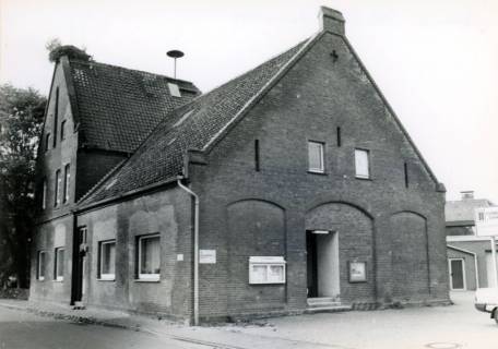 ARH Slg. Bartling 3906, Alte Schule (bis 1965) am Steinweg, Architekt Conrad Wilhelm Hase (1818-1902), auf dem Dachfirst Storchennest und Alarmsirene, Bordenau, 1987