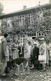 ARH Slg. Bartling 3908, Scharnhorsthaus (Gutshaus), Am Kampe 23, Gruppe von älteren Leuten vor dem Eingang, Bordenau, 1974