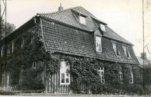 ARH Slg. Bartling 3909, Scharnhorsthaus (Gutshaus), Am Kampe 23, Seitenansicht von Osten, Bordenau, 1974