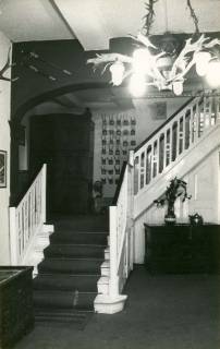 ARH Slg. Bartling 3910, Scharnhorsthaus (Gutshaus), Am Kampe 23, Foyer, Ansicht des Treppenaufgangs, Bordenau, um 1974