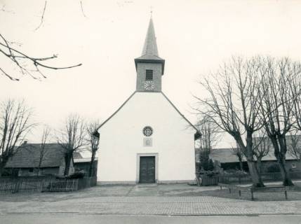 ARH Slg. Bartling 3914, Dorfkirche St. Thomas, Steinweg 36, Frontalansicht des Giebels mit Eingang und Dachreiter von Westen, Bordenau, um 1975
