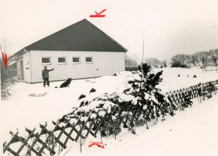 ARH Slg. Bartling 3916, Gemeindehaus der Ev. Luth. Pfarrgemeinde St. Thomas, Am Kampe 3, Giebelseite im winterlichen Schnee, Bordenau, 1987