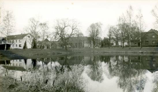 ARH Slg. Bartling 3922, Dorfteich, Blick von Süden über das Wasser nach Nordwesten in Richtung Bordenauer Straße, Bordenau, um 1985