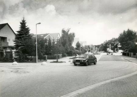 ARH Slg. Bartling 3924, Neue Straße mit Betonsteinpflaster in einem Wohngebiet, Bordenau, um 1985