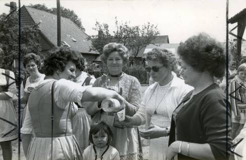 ARH Slg. Bartling 3927, Bordenauer Schützenkönigin Vera Bremer und einige Damen auf der Straße schenken ein, Bordenau, 1974